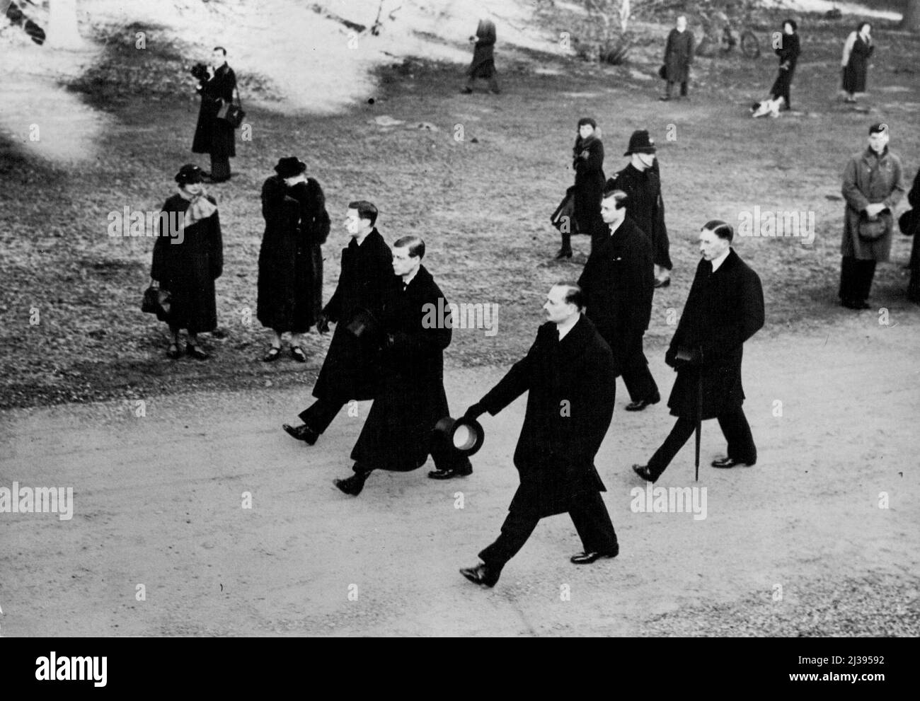 Da sinistra a destra: Il duca di York; il re Edoardo VIII; il duca di Gloucestor; il duca di Kent e il conte Harewood seguendo la bara a Sandringham sulla strada per la stazione di Wolferton. Marzo 9, 1936. Foto Stock