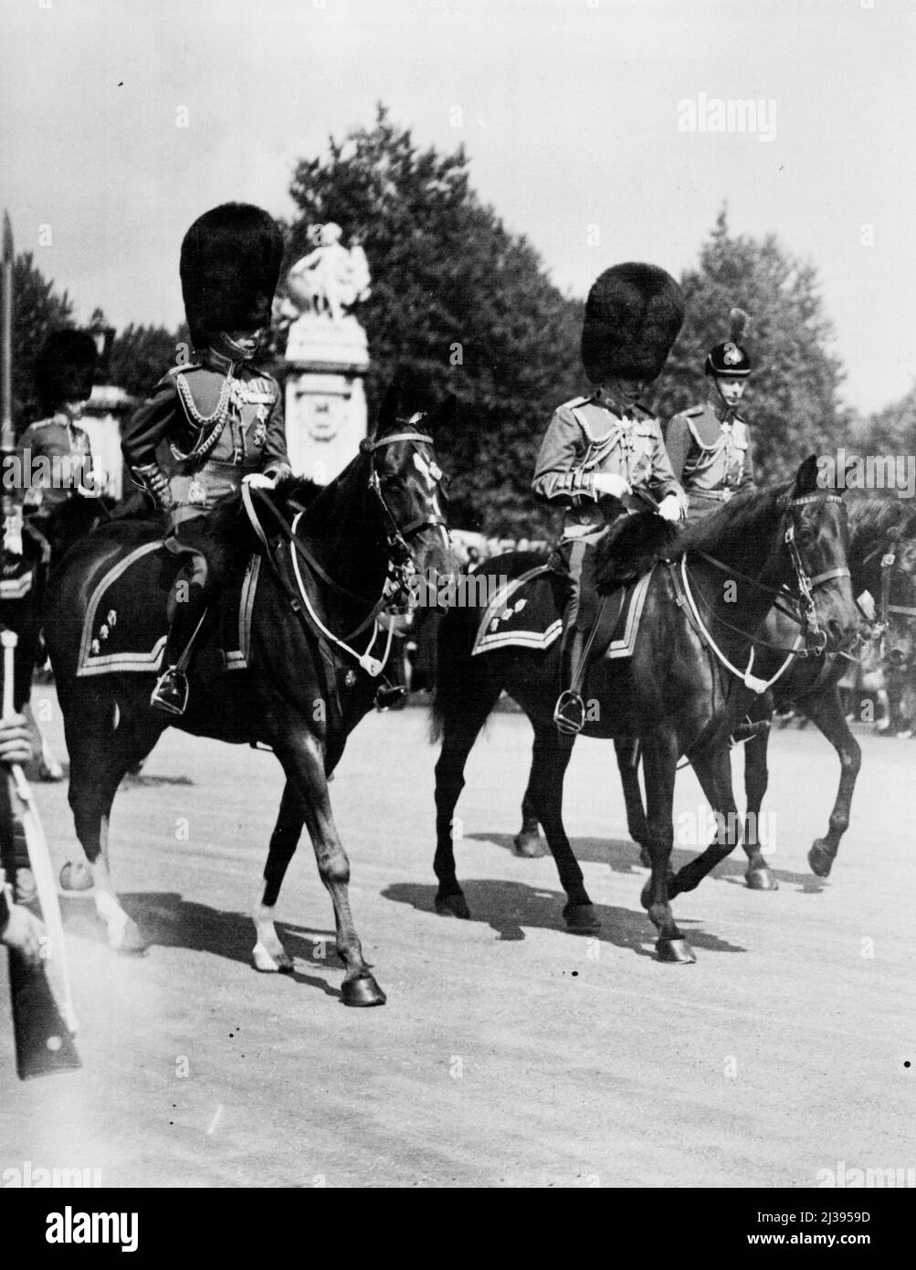 Trouping i colori in Horse Guards parata in onore del compleanno del re. Il Re accompagnato dal Principe di Galles e dal Duca di York sulla strada per la cerimonia. Giugno 6, 1931. Foto Stock