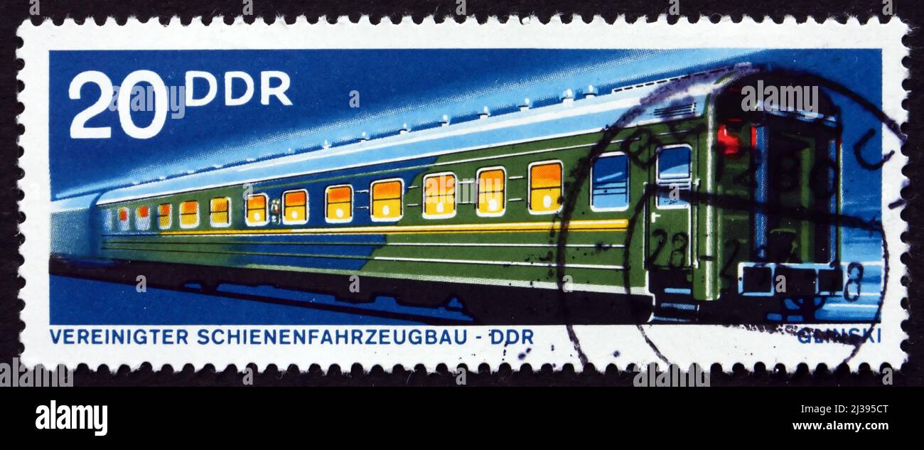 GDR - CIRCA 1973: Un francobollo stampato in GDR mostra Long-Distance Coach, Railroad Car prodotto in DDR, circa 1973 Foto Stock