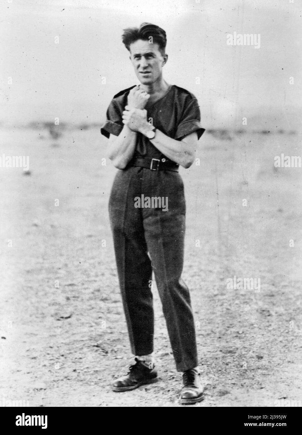 Un libro controverso -- Lawrence d'Arabia come apparve quando servì come un airartefice nella Royal Air Force. Lunedì verrà pubblicato un nuovo libro "Lawrence of Arabia", Ed è probabile che causi notevoli polemiche per l'autore, Richard Aldington, sostiene che molte delle storie romantiche raccontate circa Lawrence e la rivolta dagli arabi contro i Turchi che ha aiutato ad organizzare durante la guerra del 1914-18 sono state grossly esagerate sopra sono falso. Gennaio 29, 1955. Foto Stock
