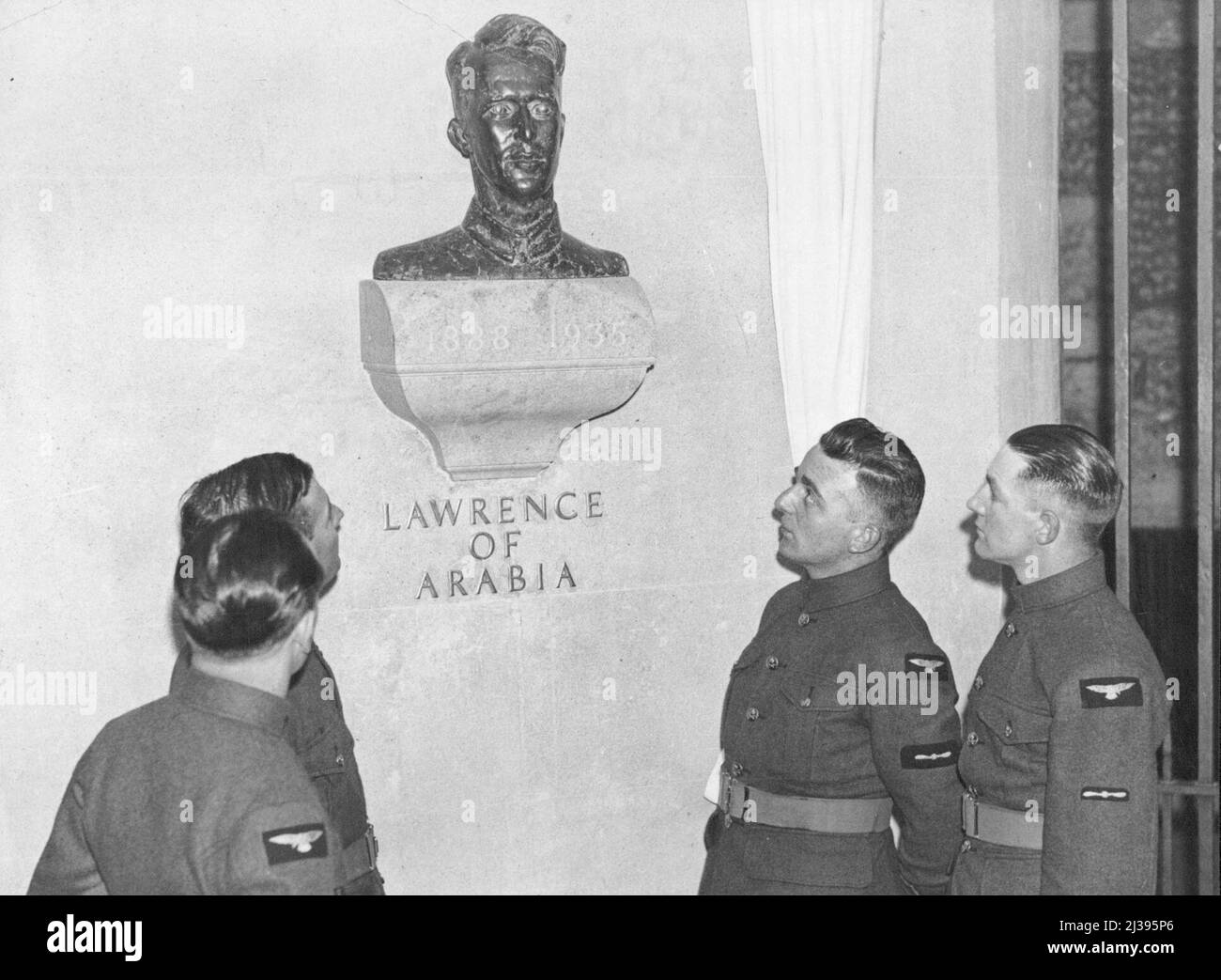 Lawrence of Arabia Memorial Bust -- svelare il memoriale di Thomas Edward Lawrence, 'Lawrence of Arabia', nella Cripta della Cattedrale di San Paolo, (Londra), di Lord Halifax, seguito da un servizio. Uomini della Royal Air Force accanto al monumento busto dopo la cerimonia di inaugurazione. Gennaio 29, 1936. (Foto di Sport & General Press Agency, Limited). Foto Stock