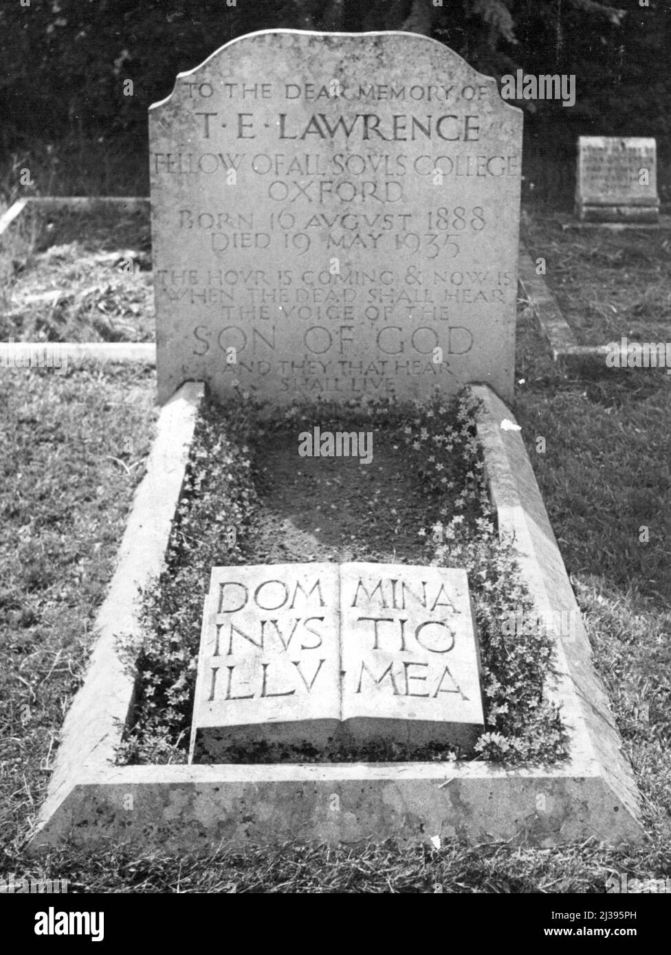 Tomba di T.E. Lawrence -- la tomba di T.E. Lawrence (Lawrence of Arabia) si trova nel tranquillo cortile del sonnolento villaggio di Moreton vicino a Wareham in Dorset - a soli 800 metri dal suo luogo di nascita. Dopo una vita variegata e colorata, Lawrence è stato ucciso in un incidente motociclistico a Dorset. Febbraio 20, 1955. (Foto di Paul Popper Ltd.). Foto Stock