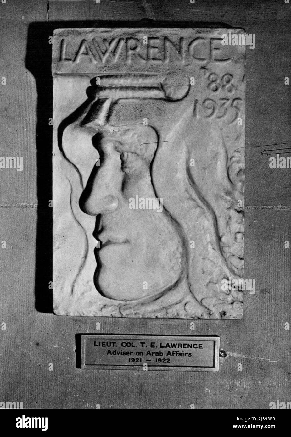 L'Ufficio coloniale -- 'Lawrence d'Arabia': Una targa di tenente-colonnello T.E. Lawrence ('Lawrence d'Arabia') che era stato in precedenza membro dello staff dell'Ufficio del colonnello e consigliere sugli affari arabi dal 1921 al 1922. Questa targa si trova nella sezione spedizione dell'Ufficio dei domini. Gennaio 23, 1943. Foto Stock