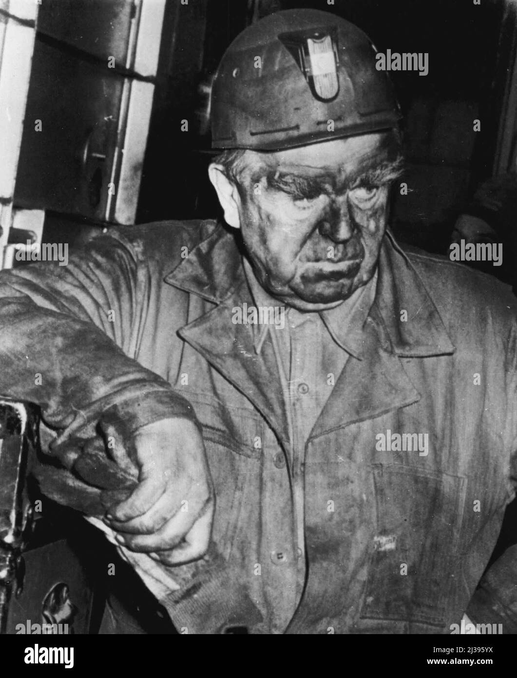 'No Comment' -- John L. Lewis, presidente della United Mine Workers Union, dopo che è emerso da Orient Mine No. 2 ieri, dopo un'ispezione di otto ore di scena di esplosione dove 119 minatori sono stati uccisi. Lewis stanco e sporco ha detto che aveva raggiunto le sue 'proprie conclusioni definite', ma non avrebbe fatto ulteriori commenti. Dicembre 27, 1951. (Foto di AP Wirephoto). Foto Stock
