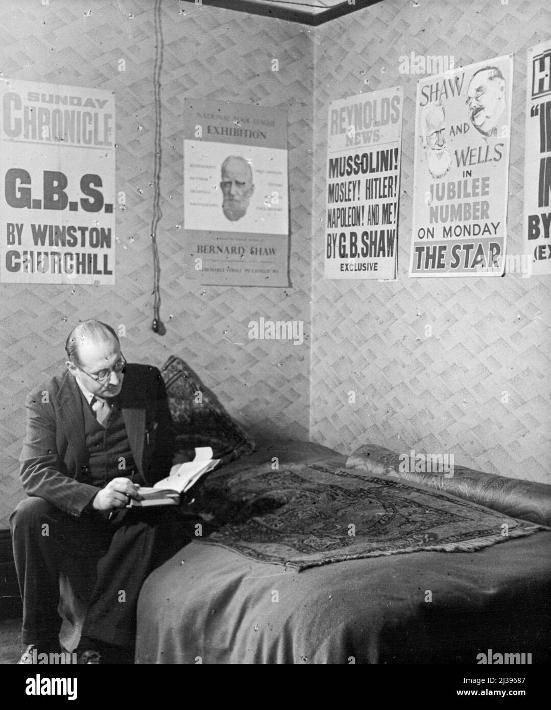 Shaw's Boswell - Frederick Loewonttain nota i punti che un giorno incanteranno i bibliofili. Lavorando cinque giorni alla settimana ad Ayot San Lorenzo e dedicando tutte le sue energie alla sua opera bibliografica, ha una conoscenza unica di come i libri di Shaw e altri scritti sono stati scritti, stampati, pubblicati e venduti. Sulla parete sono rari manifesti di giornale che fanno pubblicità agli articoli di Shawls. Un poster annuncia la mostra della National Book League in onore del novantesimo compleanno di Shaw; il dottor Loewenstein ha prestato quaranta articoli dalla sua collezione, la più completa esistente. Luglio 28, 1947. (Foto di Foto Stock