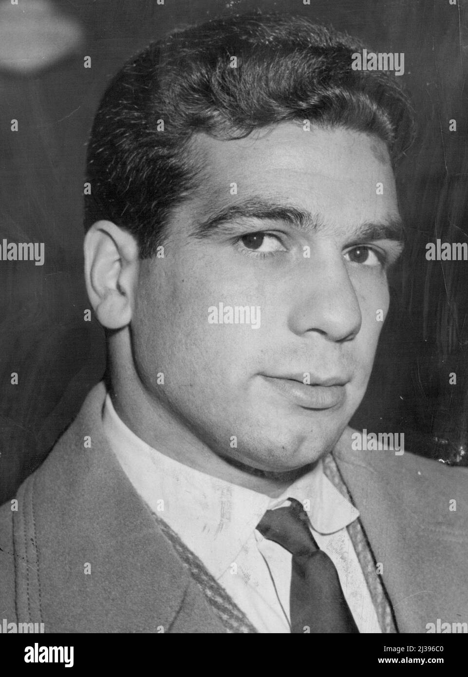 Duilio Loi, il campione italiano di peso leggero e intelligente (nella foto), difende il suo titolo europeo sabato prossimo contro Felix Chiocca, di Francia. Sarà in Italia, ovviamente a Milano. Loi non ha mai combattuto al di fuori del suo paese, anche se classificato secondo al mondo. Campione europeo di peso leggero, l'italiano Duilio Loi, fotografato all'arrivo a Sydney da Qantas Constellation oggi. In circa tre settimane combatte Ivor Germaine a Melbourne. È previsto quindi di abbinarlo al campione australiano Pat Forde, a Sydney. Ottobre 25, 1954. Foto Stock