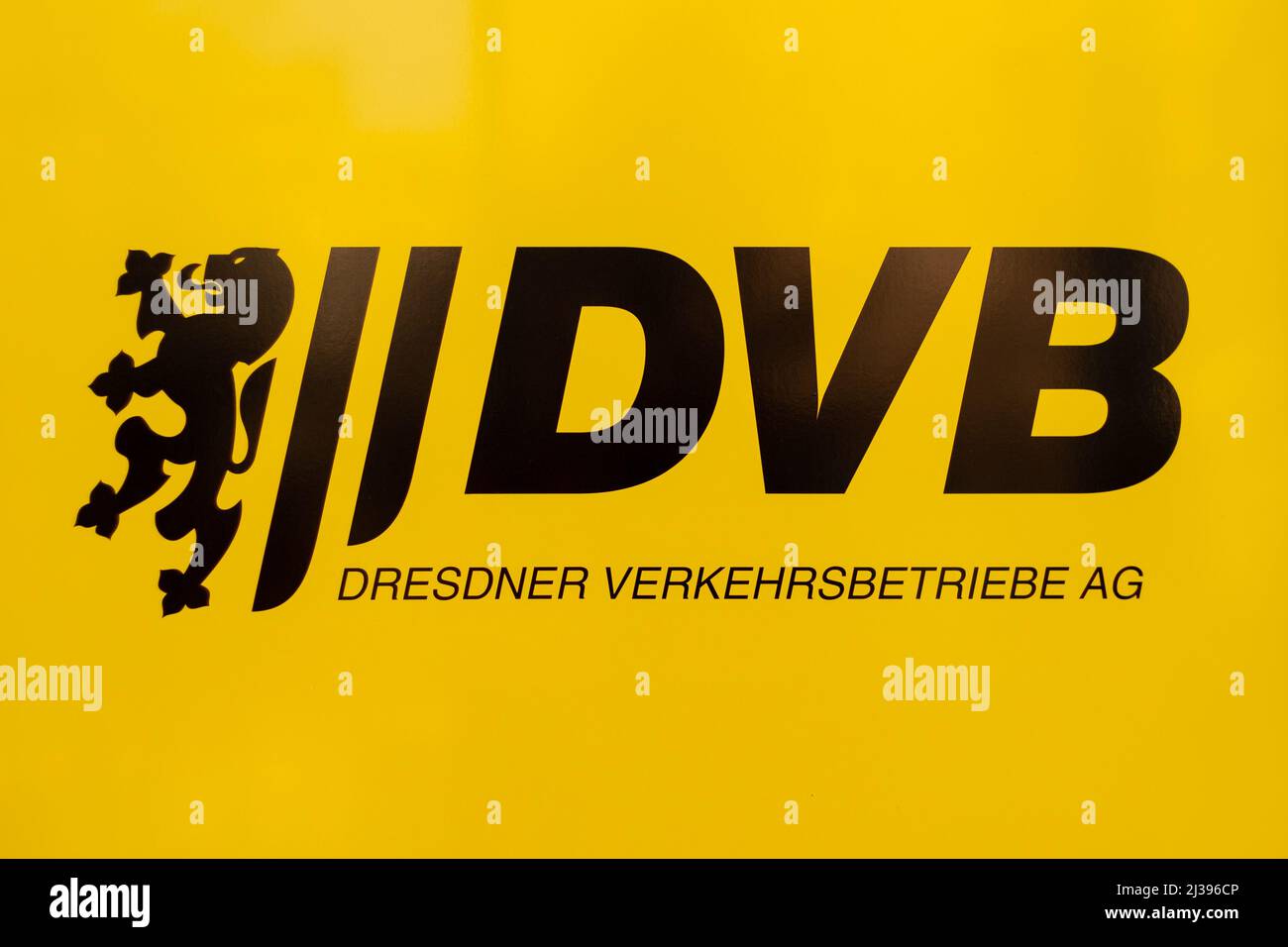 DVB Dresdner Verkehrsbetriebe AG logo su una parete. Logo della compagnia di trasporti pubblici di Dresda. Segno nero su sfondo giallo. Servizio locale Foto Stock