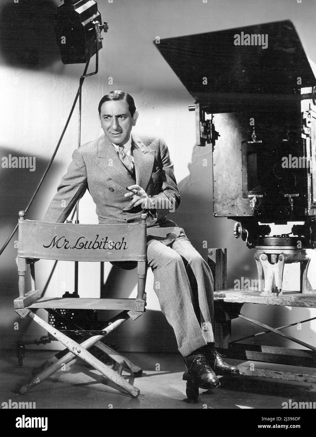 Passa a Drama --- la prima produzione parlante di Ernst Lubitsch con un tema serio è "The Man i Killed" di Paramount, con Lionel Barrymore, vincitore del premio per attori dell'Academy of Motion picture Arts and Sciences per il 1931; Nancy Carroll e Phillips Holmes. I precedenti sforzi direttoriali di Lubitsch sin dall'avvento del suono si sono limitati a immagini più leggere e sofisticate come "la parata dell'Amore", "Monte Carlo" e "il tenente sorridente". Dicembre 07, 1947. (Foto di C.E. Gatward, Paramount Film Service Limited.). Foto Stock