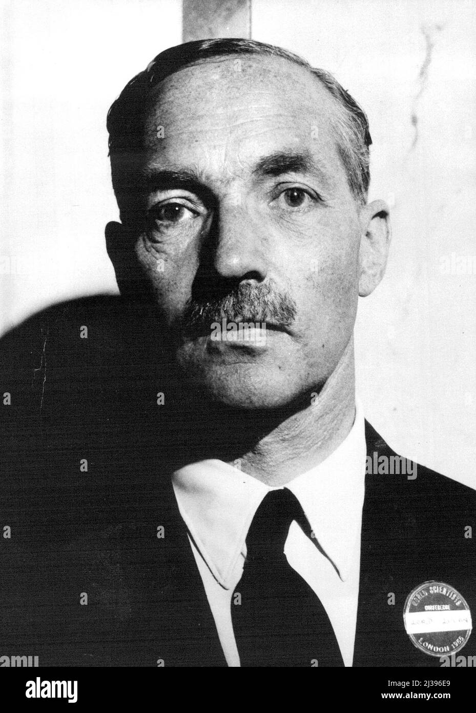 Personalità britanniche: Il conte di Lucan -- George Charles Patrick Bingham, 6th conte, è stato Sottosegretario di Stato per le relazioni del Commonwealth dal giugno all'ottobre 1951. Prima era capitano di S.M. Bodyguard dello Yeomen della Guardia. Ottobre 11, 1955. (Foto di Cyril Bernard, Camera Press). Foto Stock