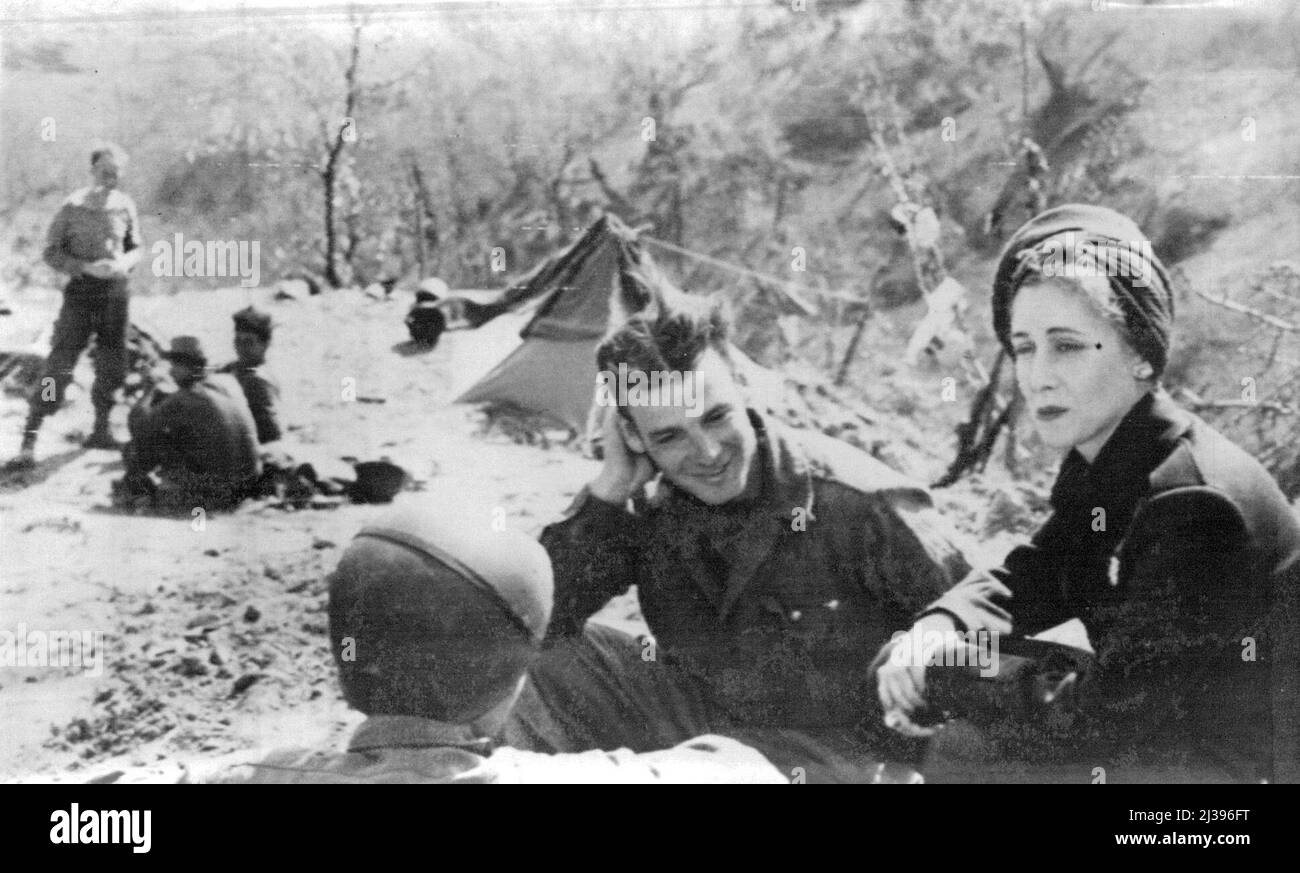 Clare Booth luce visita il quinto fronte dell'esercito. ***** Clare Booth luce, (R. Conn.) chiacchiera con due soldati della Divisione montagna del 10th, ***** Il suo tour del fronte dell'Esercito del 5th in Italia. Marzo 28, 1945. (Foto di U.S. Signal Corps). Foto Stock