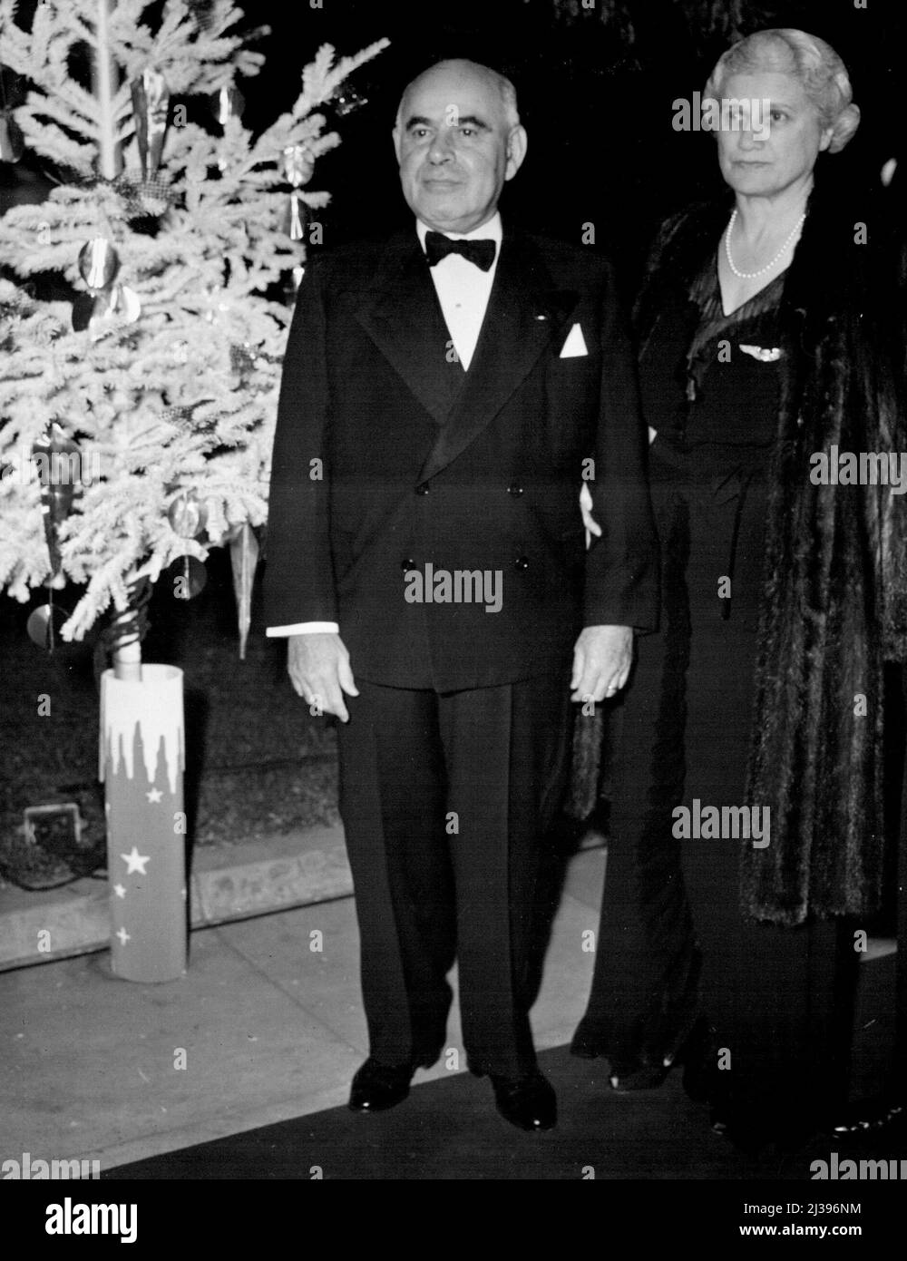 Hollywood Opening - Herbert Lehman, ex Governatore dello Stato di New York, e la Signora Lehman, quando entrarono nel Carthay Circle Theatre per assistere alla prima di 'The Yearling'. Dicembre 23, 1946. (Foto di Wide World Photos). Foto Stock