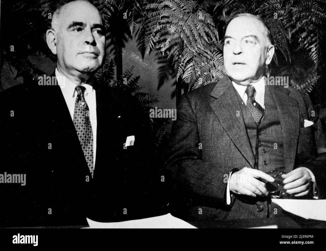 Il Direttore Generale dell'UNRRA e il primo Ministro del Canada all'incontro di Montreal - il Direttore Generale dell'UNRRA, Herbert H. Lehman (a sinistra), e il primo Ministro del Canada William L. Mackenzie siedono al tavolo dei relatori durante la seconda riunione del consiglio dell'Amministrazione per il Soccorso e la Riabilitazione delle Nazioni Unite, che ha aperto il 16 settembre 1944, a Montreal, Canada. Re, accogliendo i delegati delle 44 Nazioni Unite e delle nazioni associate, ha dichiarato che il Canada ha riconosciuto l'UNRRA come "l'inizio di un servizio di miniazione su scala internazionale". Direttore generale Lehman, ex Governatore dello stato degli Stati Uniti orientali Foto Stock