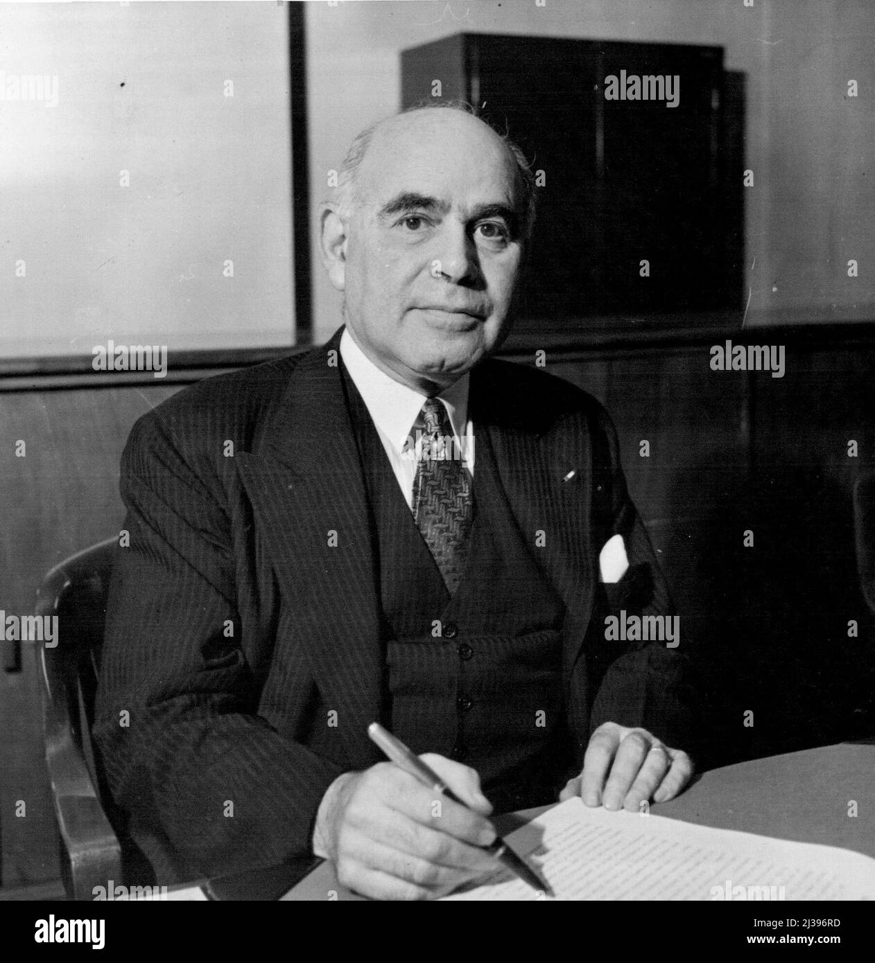 Herbert. H. Lehman, assistente speciale del presidente Roosevelt e amministratore degli Stati Uniti dell'Organizzazione delle Nazioni Unite per il soccorso e la riabilitazione, ritiene che l'aiuto postbellico non sarà limitato al benessere, ma alle materie prime e ai trasporti. Febbraio 15, 1951. Foto Stock