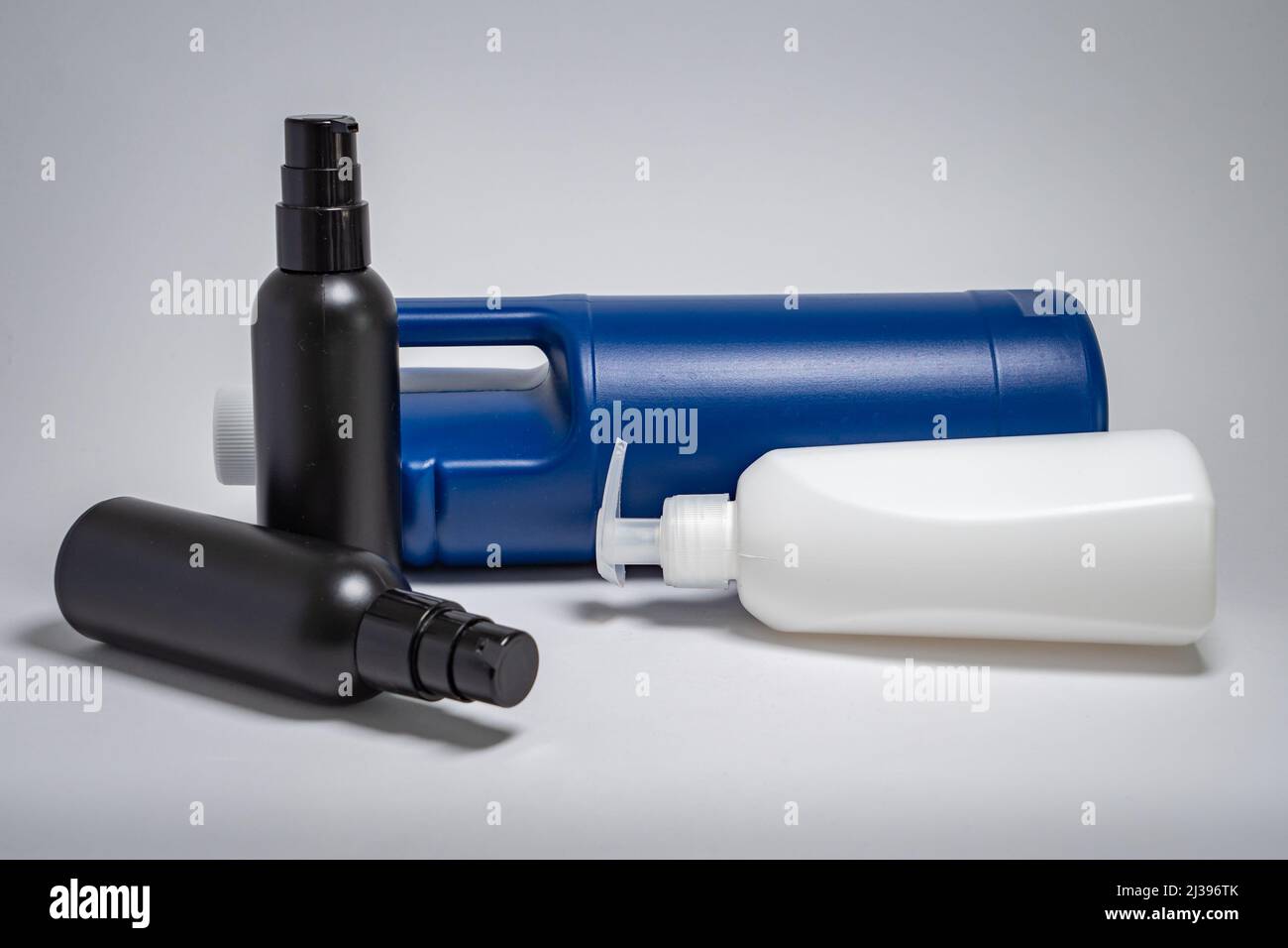 Bottiglie di plastica e contenitori vuoti di prodotti utilizzati nella vita domestica. Imballi nella casa. Gruppo di oggetti di plastica cavi. Foto Stock