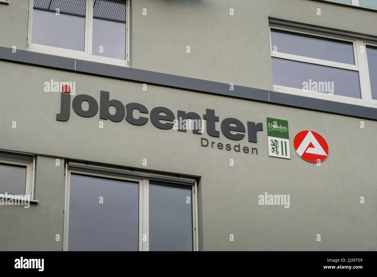 Cartello con il logo JobCenter sulla facciata dell'edificio. Agenzia per l'occupazione per aiutare le persone a trovare un nuovo lavoro. Un'azienda governativa per ridurre la disoccupazione Foto Stock