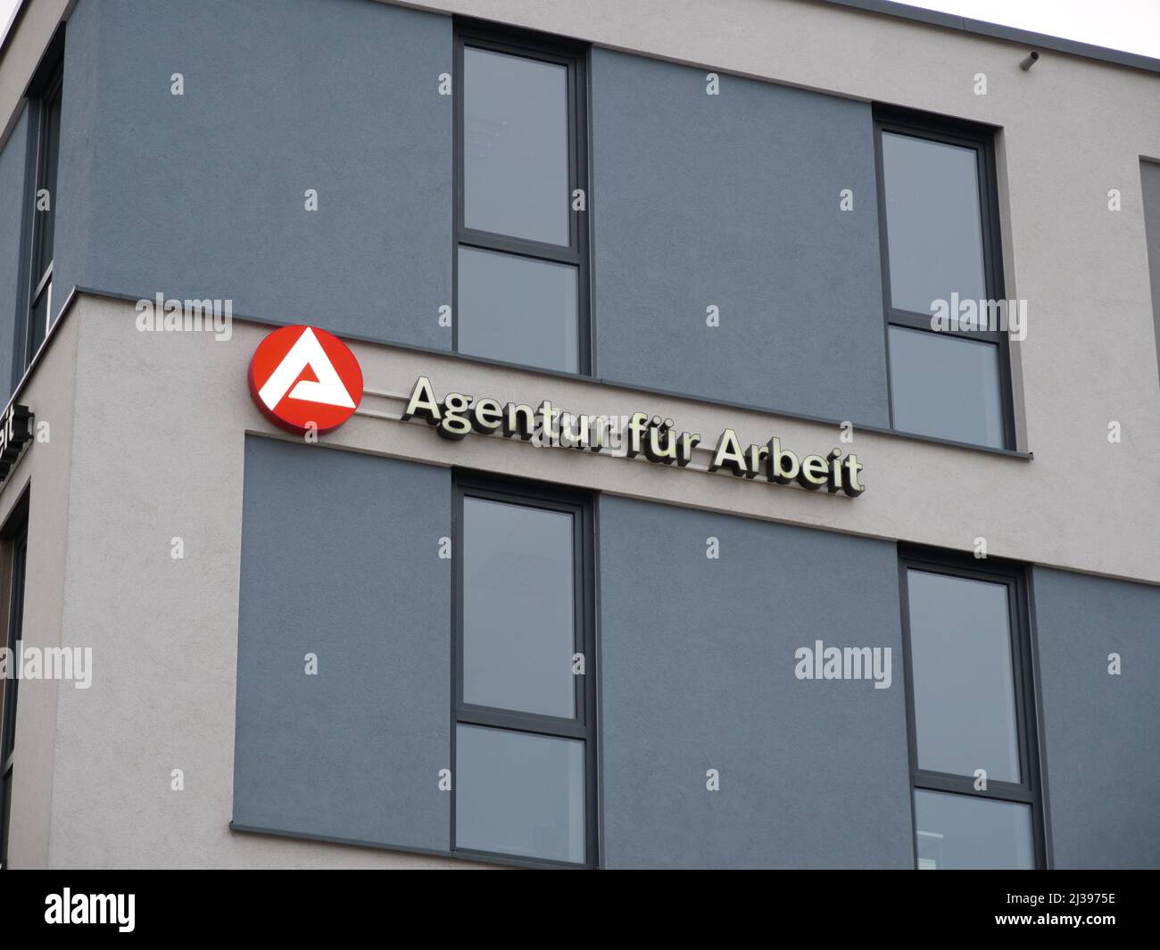 Cartello con il logo dell'agenzia di collocamento sulla facciata di un edificio. Un'organizzazione per aiutare le persone a trovare un nuovo lavoro. Un'azienda governativa per ridurre la disoccupazione Foto Stock