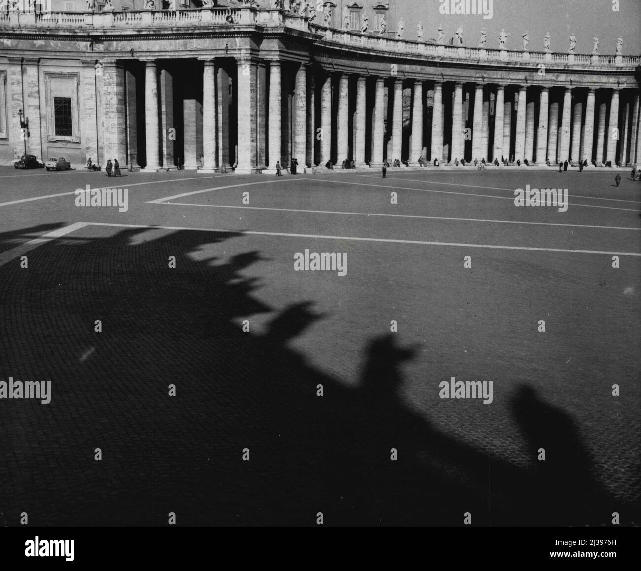 Cattedrale e Piazza di San Pietro - Vaticano, Roma. Marzo 22, 1954. (Foto di United Press Photo). Foto Stock