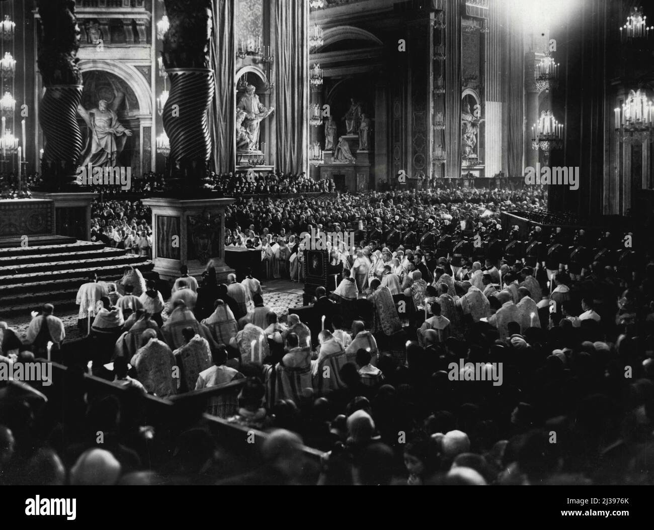 Vista generale all'interno di San Pietro, Roma, durante la cerimonia di santificazione di San Bosco. Maggio 07, 1934. (Foto di stampa associata). Foto Stock