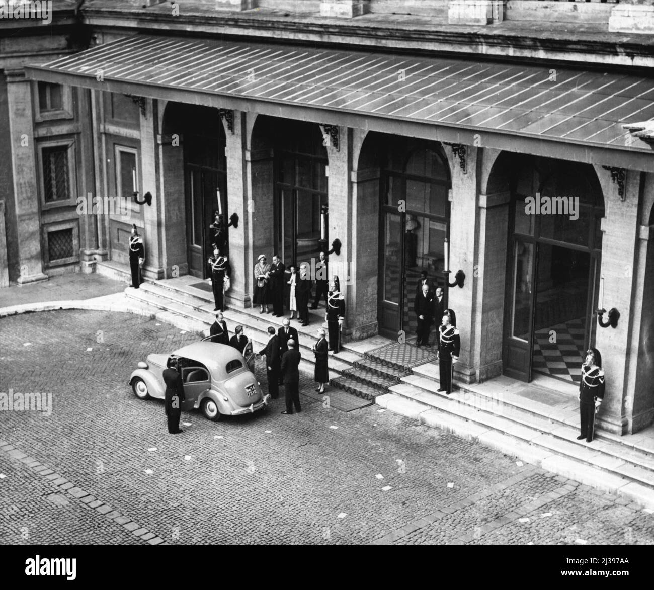 Pomp del passato (sesto di otto) -- i Corazzieri sono guardiani nel cortile del Palazzo Quirinale dopo una ricezione diplomatica da parte del Presidente. Nota che si levano in piedi un punto sotto il punto superiore per non imbarazzare i visitatori di medie dimensioni. Marzo 5, 1954. (Foto di United Press). Foto Stock