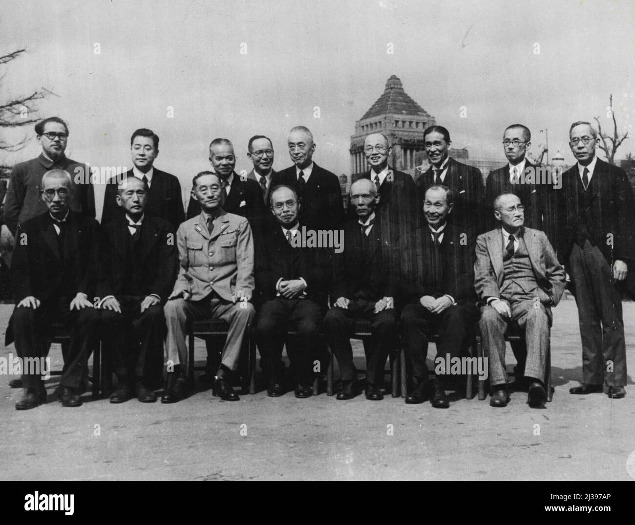 Nuovo Gabinetto del Giappone - Barone Kijuro Shidehara, nuovo primo Ministro del Giappone, e il suo nuovo Gabinetto, posano per la loro foto fuori dell'edificio della Dieta Imperiale, Tokyo. Ottobre 12, 1945. (Foto di U.S. Signal Corps Photo). Foto Stock