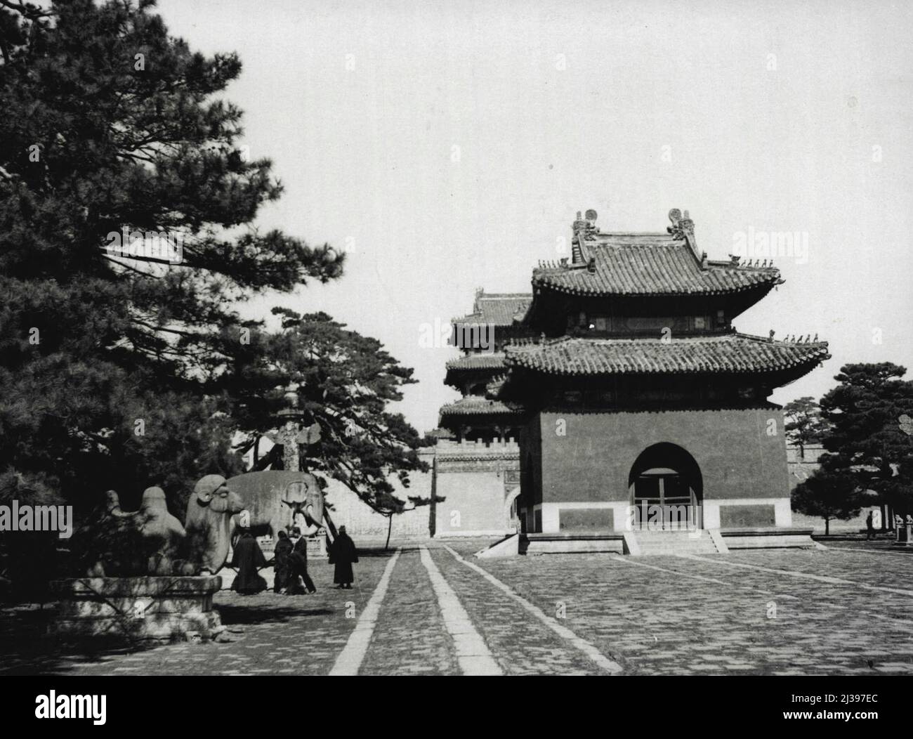 Manchukuo si prepara per l'incoronazione del nuovo imperatore: Il Palazzo Imperiale -- tombe imperiali degli antenati dell'imperatore PU-YI a Mukden, dove PU-YI andrà dopo l'incoronazione per scopi di culto e venerazione. I preparativi sono in corso attivamente per tutta la durata di Manchukuo per la celebrazione del 28th compleanno del Sig. Pu Yi di lunedì (febbraio 26) e la sua incoronazione di giovedì (marzo 1st). A Changchun, la nuova capitale dello Stato giapponese delle marionette. Ovunque si stanno erigendo archi trionfali, e molti militari e funzionari civili stanno arrivando per le festività. Aprile 24, 1934. (Foto di Associated Press Foto Stock