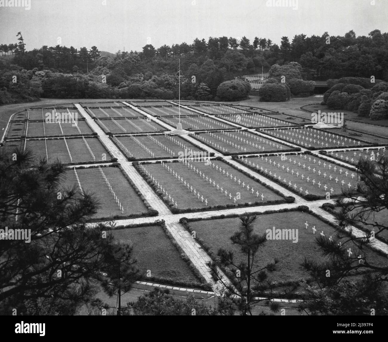 Cimitero di guerra del Commonwealth britannico, Prefettura di Kanagawa, Giappone. La sezione del Regno Unito del cimitero di guerra del Commonwealth britannico a Hodogaya Park, vicino a Yokohama. A destra della bandiera si può vedere la tomba di massa di 301 morti Commonwealth. Maggio 1, 1949. (Foto di U.S. Army Photo). Foto Stock