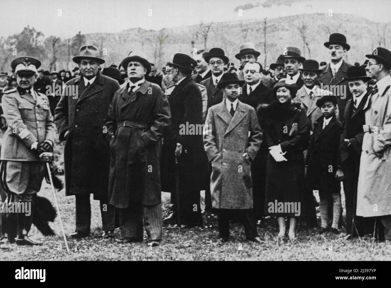 Le celebrità visitano Roma -- Re e Regina del Siam, che sono in visita in Europa, il cancelliere australiano del Dr. Dollfuss, e il generale Gombos, il primo Ministro ungherese, partecipano ad uno spettacolo di cavalleria a Roma, con il Signor Mussolini. L. al generale R. Baistrocchi, generale Gombos, Signore Mussolini, il re e la regina di Siam, il principe ereditario di Siam, e ***** Dollfuss fotografato al Cavalry Show. Maggio 1, 1934. (Foto di Sport & General Press Agency, Limited). Foto Stock