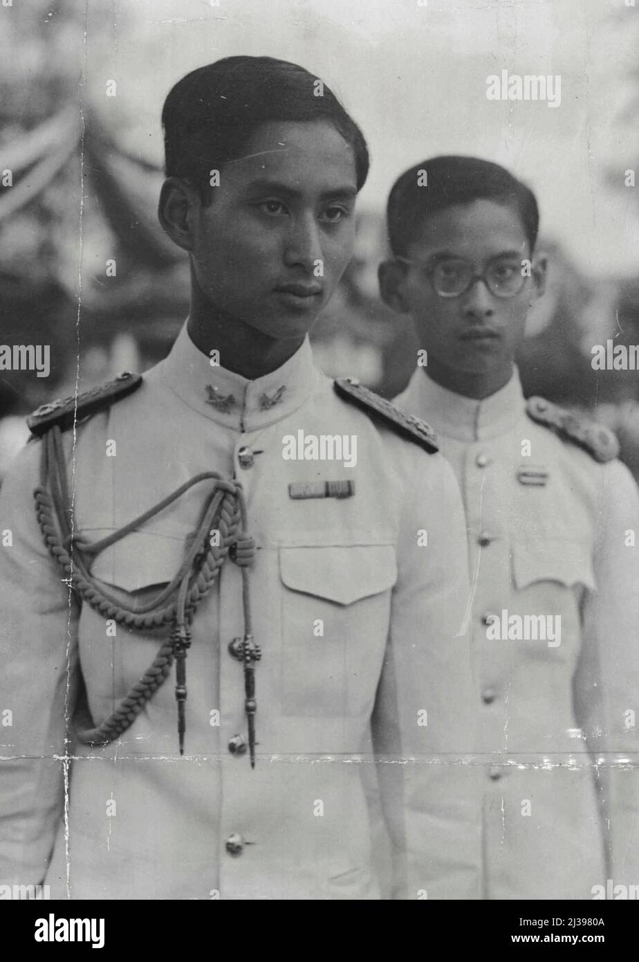 Siam's Boy King Shot Dead - Fratello proclamò nuovo Re. Una delle ultime foto del compianto Re ***** Di Siam, portato in Thailandia a ***** Il compianto re Ananda Mahidol è visto sulla sinistra e il re appena nominato, ex principe ***** è visto sulla destra. Il re di vent'anni Ananda Mahidol di Saim, 'fratello della luna e supremo Arbiter delle maree', è stato trovato ucciso nel suo palazzo a Bangkok il 9 giugno. La sua morte di un'esplosione di armi enormi folle si radunarono vicino al palazzo, camminando nel dolore. Una sessione di emergenza del Parlamento siamese ha scelto all'unanimità Ananda Rother, 19 anni Foto Stock
