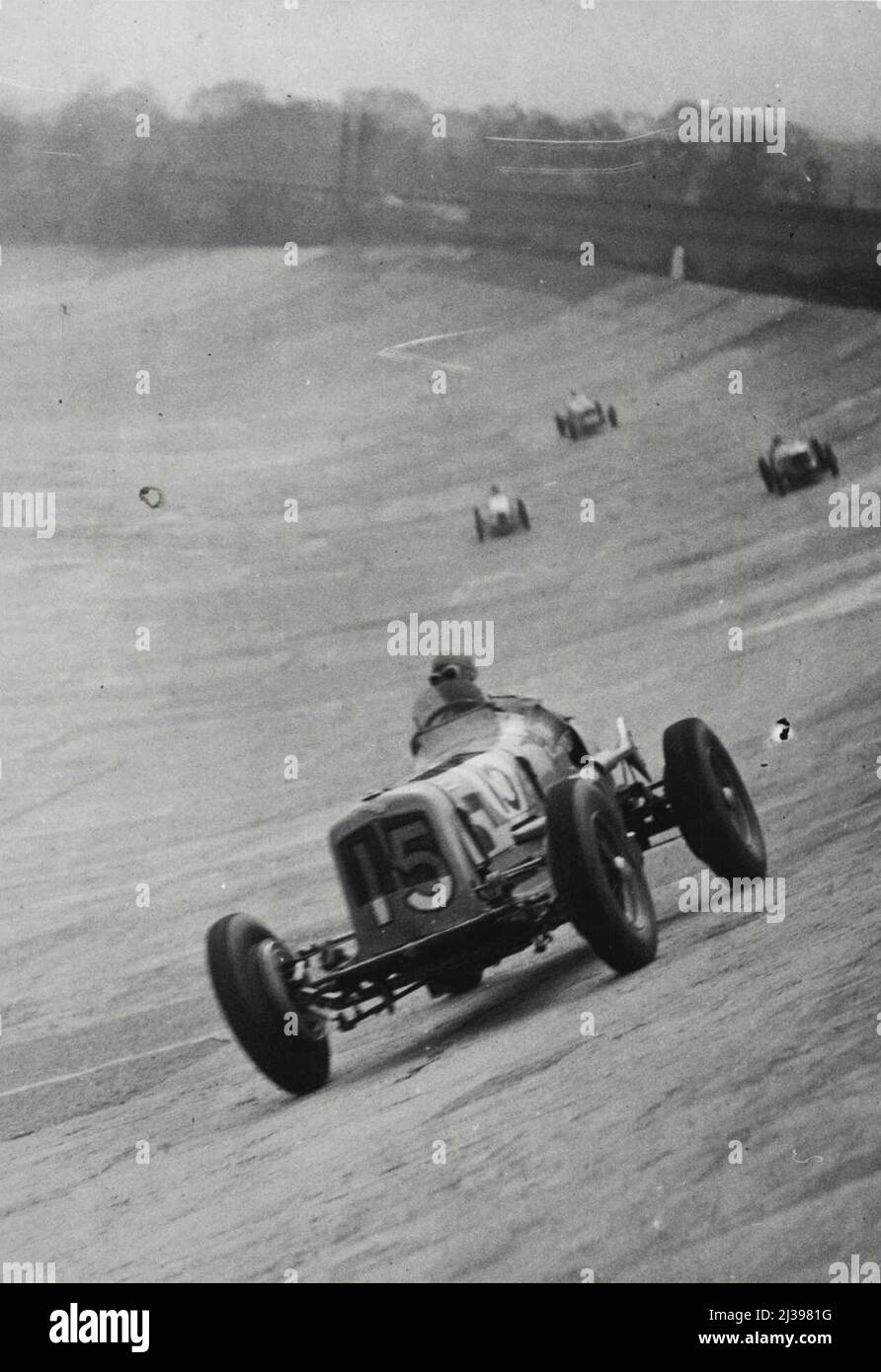 Siamese Prince vince l'International Trophy Rage a Brooklands - Prince Birobonge il vincitore, sbarcando la prenotazione ferroviaria durante la gara. Il principe Birabongse, di Siam alla guida di un E.R.A. sotto il nome di 'B.Biraa' ha vinto la 250 miglia International TROPY Race, organizzata dal Junior Car Club, a Brooklands, la famosa pista da corsa di Surrey, questo pomeriggio. Reymond Mays, anche alla guida di un E.R.A. guadagnato posto. C'era un membro di donne concorrenti in gara. Giugno 15, 1936. (Foto di Topical Press). Foto Stock