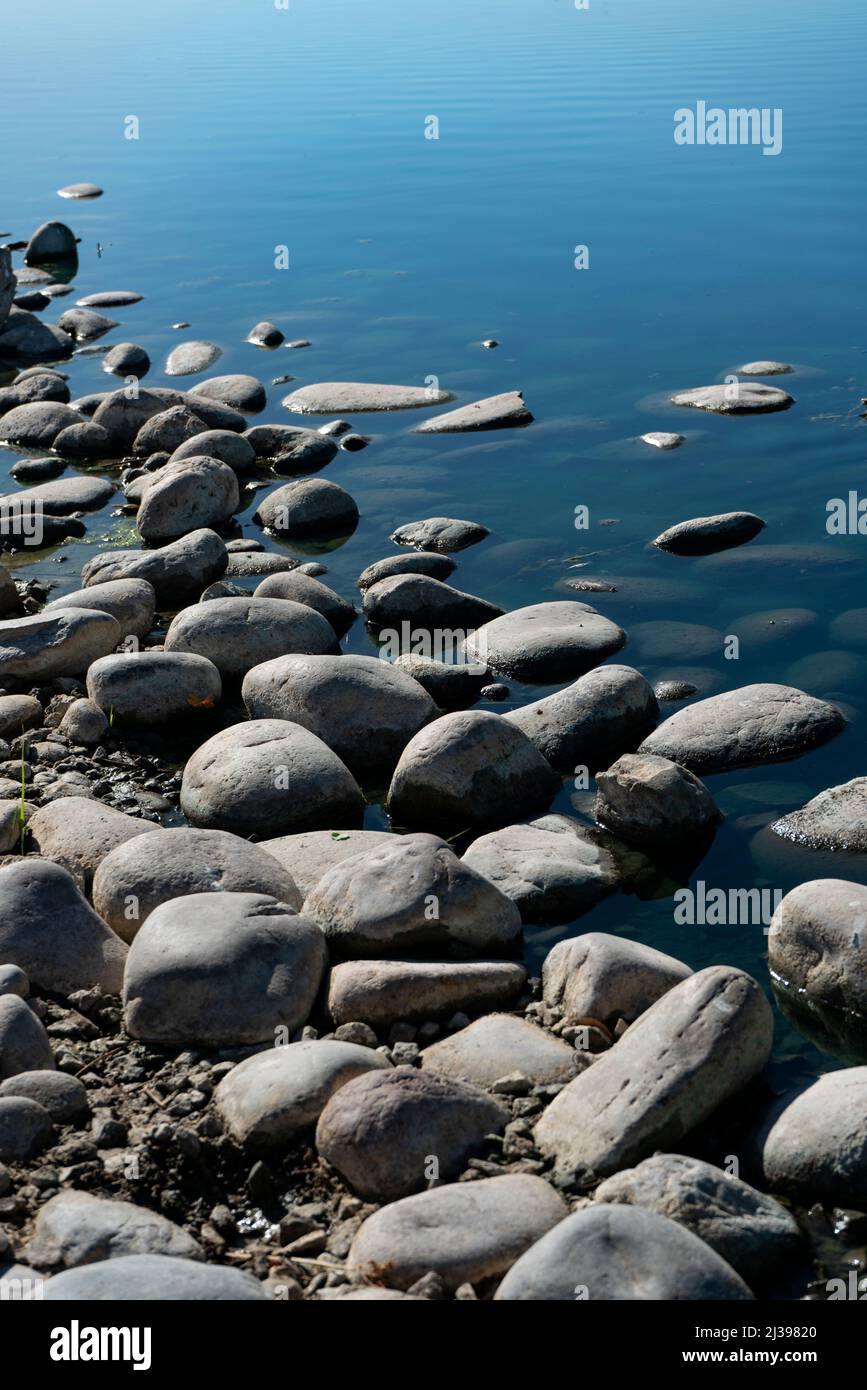 Primo piano di un litorale roccioso di un lago. Foto Stock