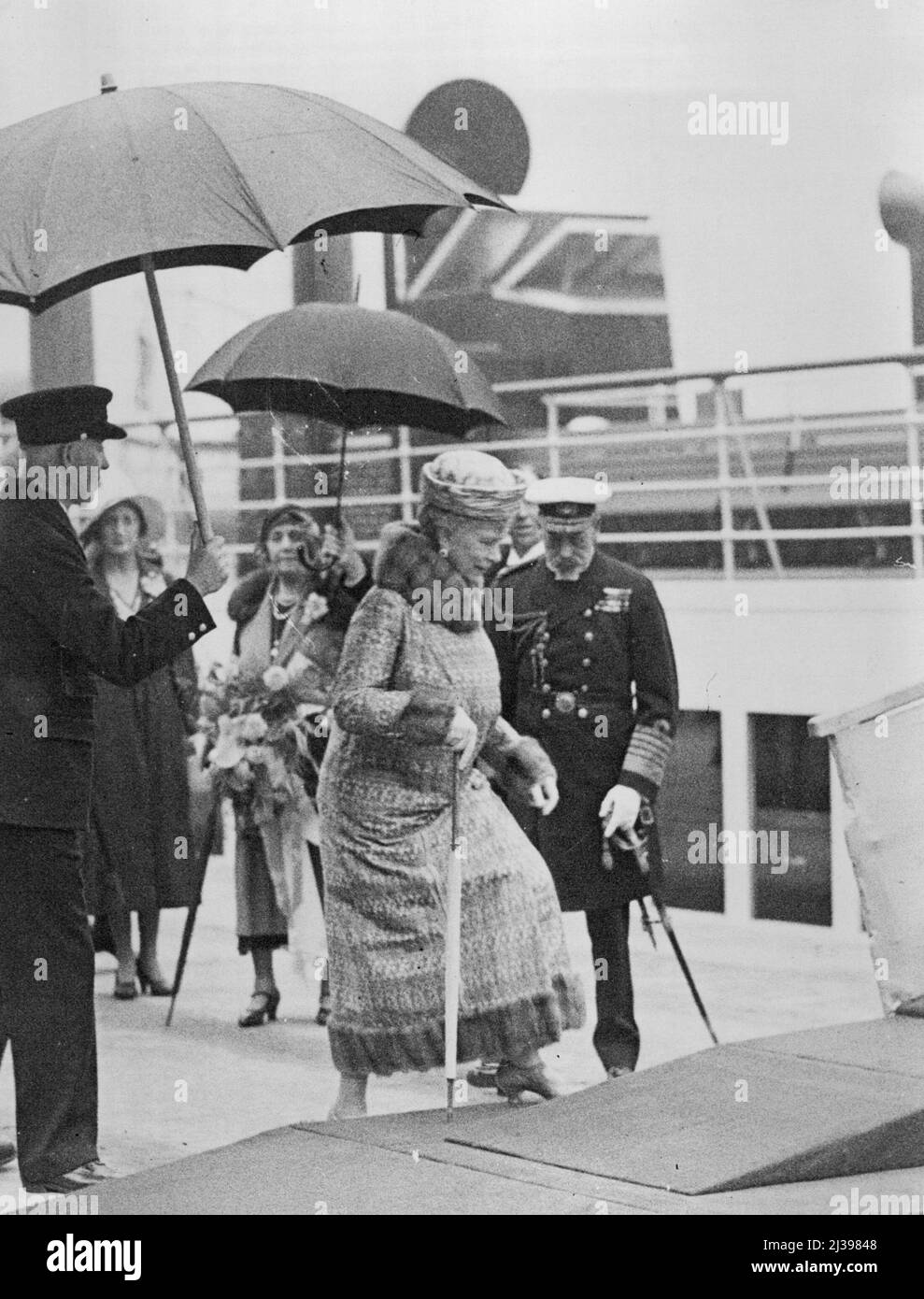 King apre il molo £2.000.000 -- il re e la regina a bordo del vaporetto 'King Gorge V' che ha fatto il vapore attraverso il molo. Il nuovo molo di £2.000.000 schermidahall, Glasgow, è stato aperto ieri dalle loro majesties il re e la regina. Luglio 11, 1931. (Foto di LNA). Foto Stock