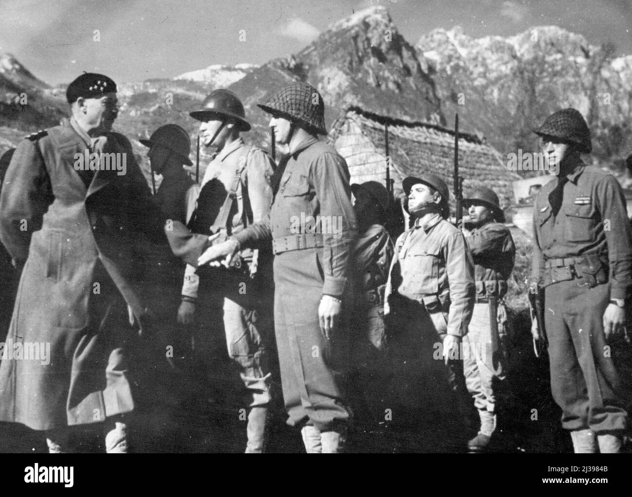 Il generale Juin visita le truppe francesi sul fronte generale italiano Alphonse-Pierre Juin (a sinistra), comandante del corpo di spedizione francese in Italia, esamina le truppe sotto il suo comando, combattendo con la Quinta Armata alleata contro i tedeschi, durante un tour d'ispezione del fronte alleato nell'Italia occidentale. Marzo 24, 1944. Foto Stock