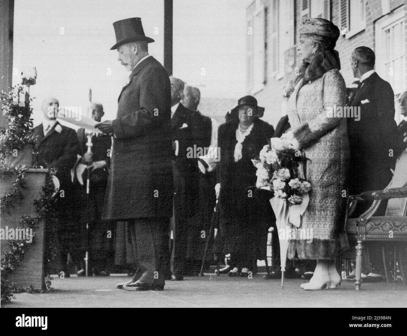 Questo pomeriggio tra le scene di Tumultus il re ha aperto il King George Hospital a Ilford. Il re che ha pronunciato il suo discorso e che ha dichiarato l'ospedale aperto. Luglio 13, 1931. (Foto di Wide World Photos). Foto Stock