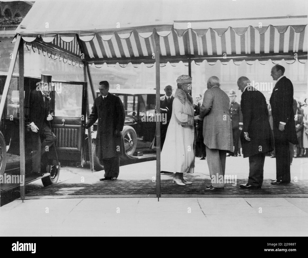 Re e Regina Visita il B.B.C. - Il Re e la Regina arrivano al B.C. per la loro visita. Il re e la regina hanno fatto una visita di ispezione alla nuova sede della compagnia di radiodiffusione britannica a Langham Place, Londra. Luglio 7, 1932. Foto Stock
