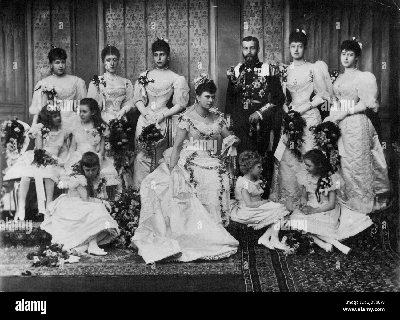 Una fotografia del giorno di nozze della regina Mary & re George V. in 1893, sposò il principe che si è transformato in in in George V. un romanticismo più presto si è concluso quando il principe Edward è morto un mese prima del matrimonio. Gennaio 28, 1953. (Foto di Pictorial Press). Foto Stock