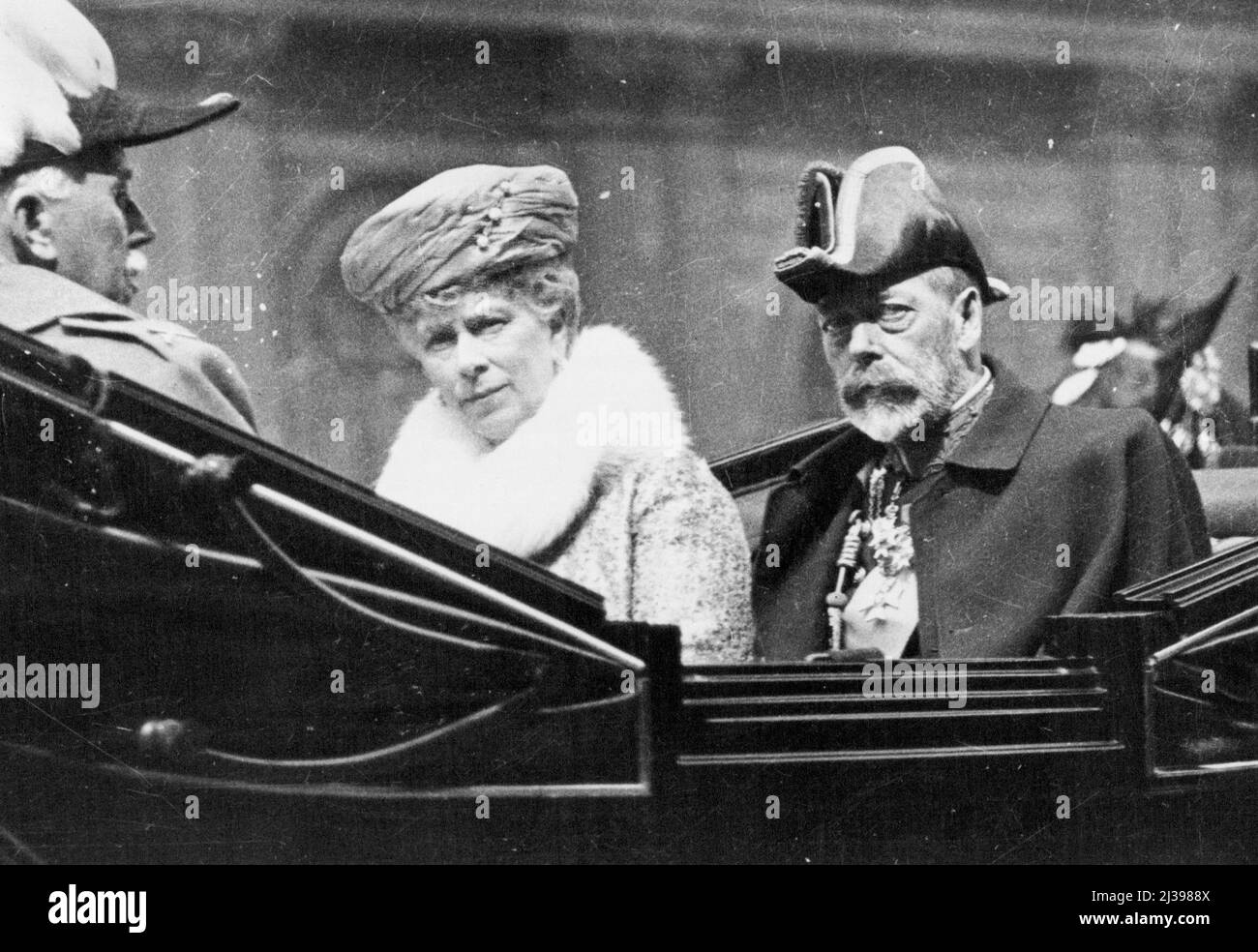 Incidenti nella vita della regina Maria - re Giorgio V e la regina Maria guideranno all'Abbazia di Westminster per la cerimonia dei cavalieri di San Giovanni nel maggio 1928. Maggio 1, 1928. (Foto di Fox Photos). Foto Stock