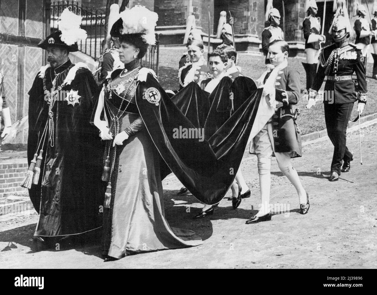 Il Cavaliere della Processione Garter a Windsor. Giugno 13th 1914. Il Re e la Regina nella processione sulla strada per la Cappella di San Giorgio. Febbraio 11, 1935. Foto Stock