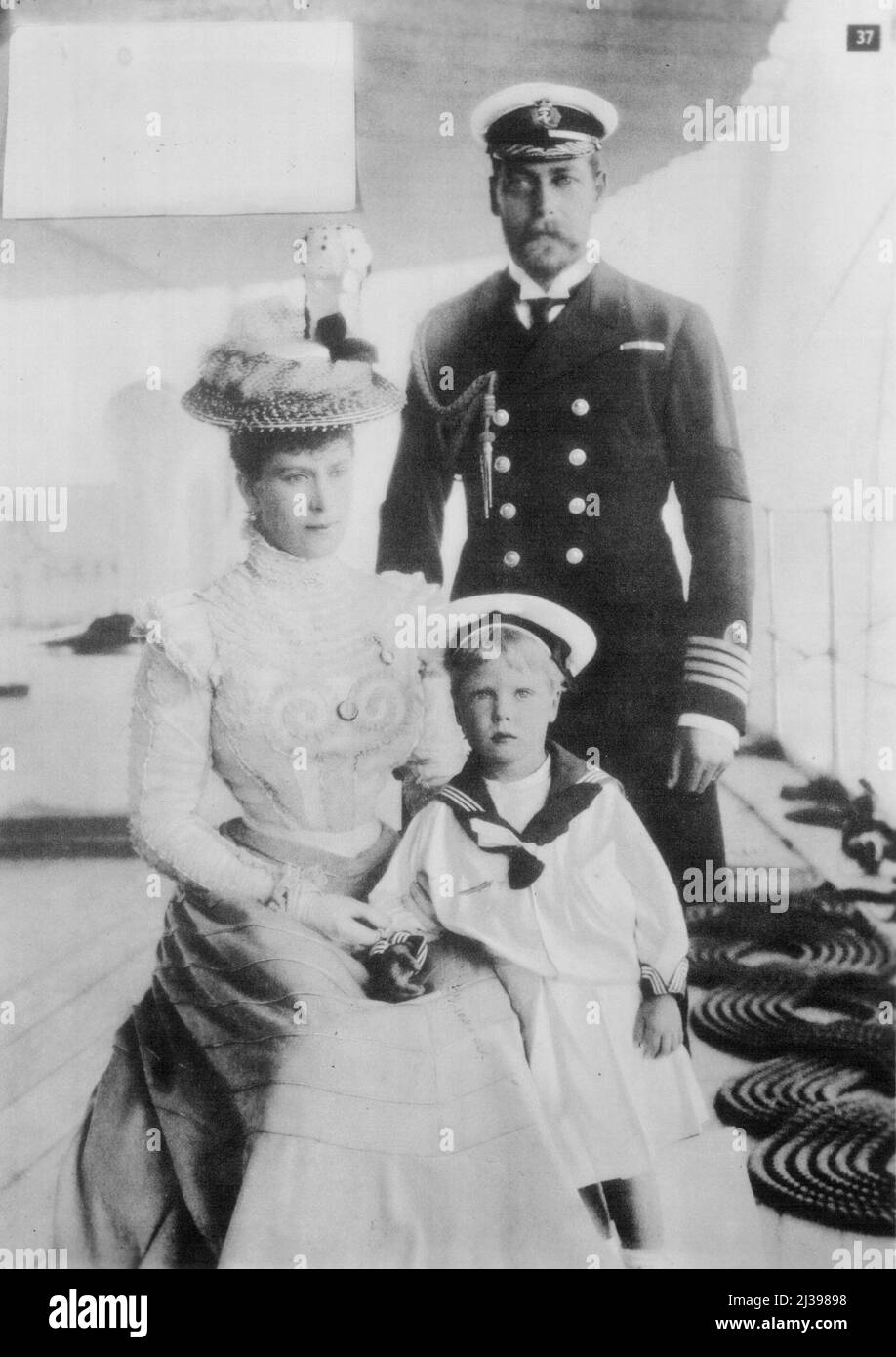 Edward #1 ha preso a bordo della H.M.S. 'Crescent' nel 1898 Re Giorgio V con la duchessa di York e il Principe Edoardo. Febbraio 1, 1937. Foto Stock