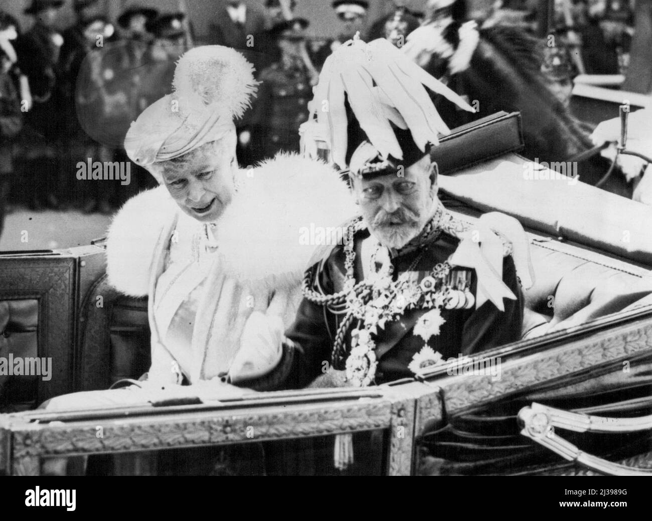 Coppia - durante le celebrazioni giubilari il re e la regina entrarono in città, cerimonia al bar del tempio. Entrambi riconoscono i saluti della folla. Giugno 17, 1935. Foto Stock