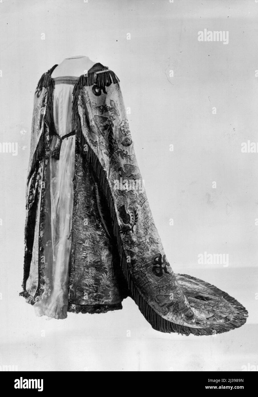 Il panno d'oro 'dalmatica' -- o cope--- e 'supertunica'-- o cappotto sciolto -- indossato su un semplice indumento di lino rifinito con pizzo, dalla regina Vittoria alla sua incoronazione. Elisabetta II sarà in realtà incoronata in uno di design simile, ma ancora più bella; è stata indossata dal padre, e originariamente fatta per Gorge IV (1820). Dicembre 4, 1952. (Foto di Paul Popper Ltd.). Foto Stock