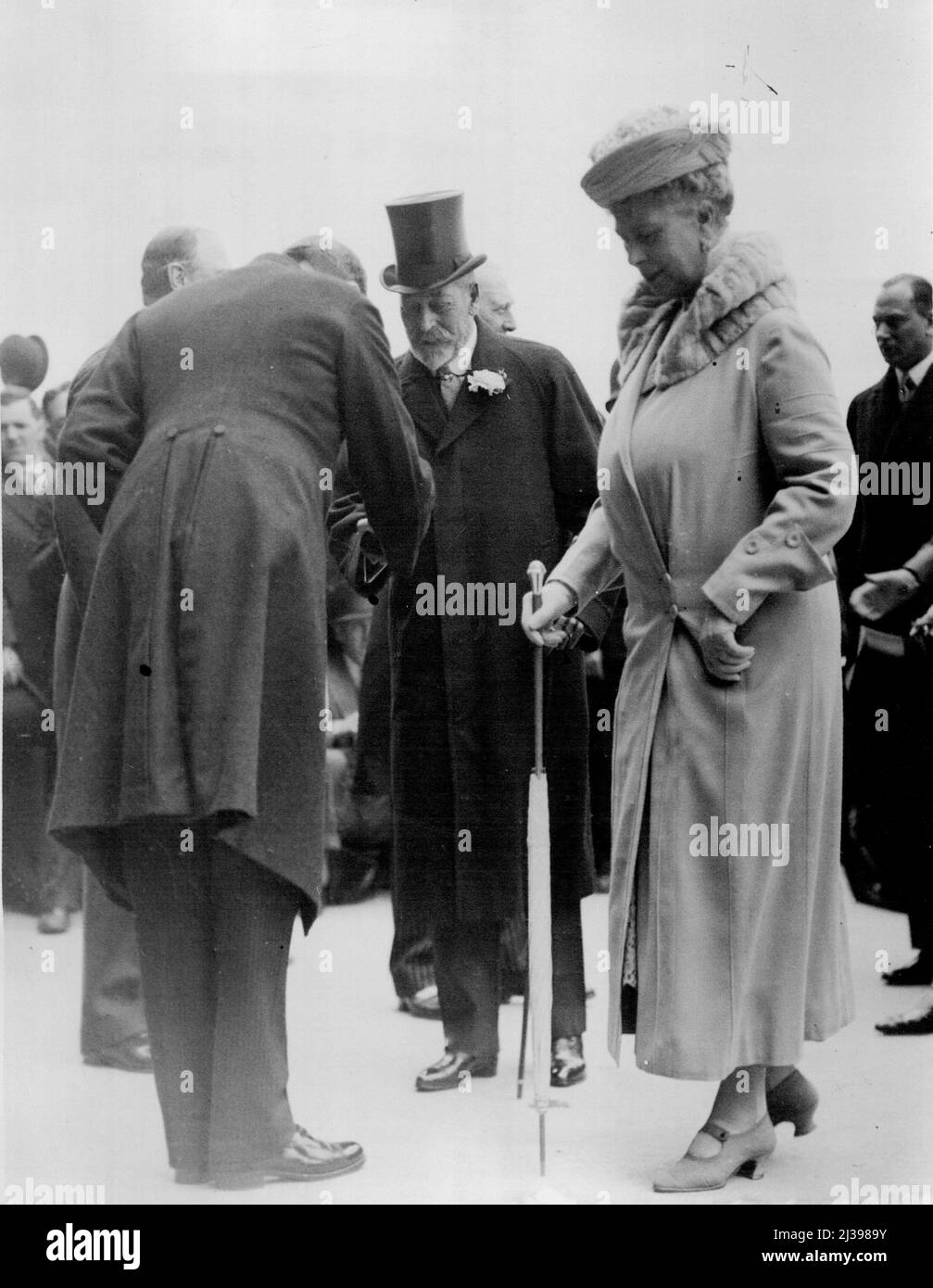 Il re e la regina arrivano a Epsom per il Derby. Il Re e la Regina sono stati ricevuti all'arrivo a Epsom fino ad oggi. Giugno 1, 1932. (Foto dell'agenzia di stampa topica Ltd.). Foto Stock