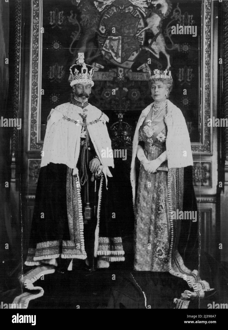 Le loro maestà il Re e la Regina fotografarono in abiti dopo l'apertura del parlamento. Maggio 6, 1935. (Foto di Vandyk). Foto Stock