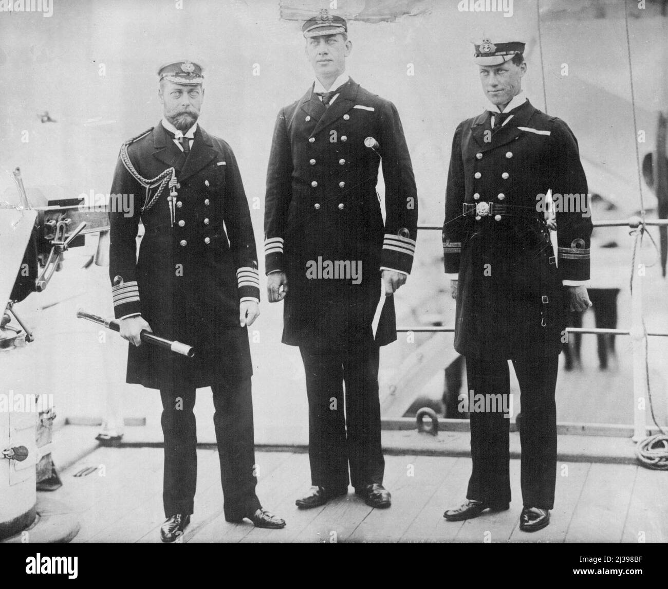 Un ritratto iniziale di S.M. il re, (a sinistra) quando, come S.R.H. il duca di York, era capitano di S.M.S. crescent, 1898. Il Duca di York...Row over viaggio in Australia. Febbraio 11, 1935. Foto Stock