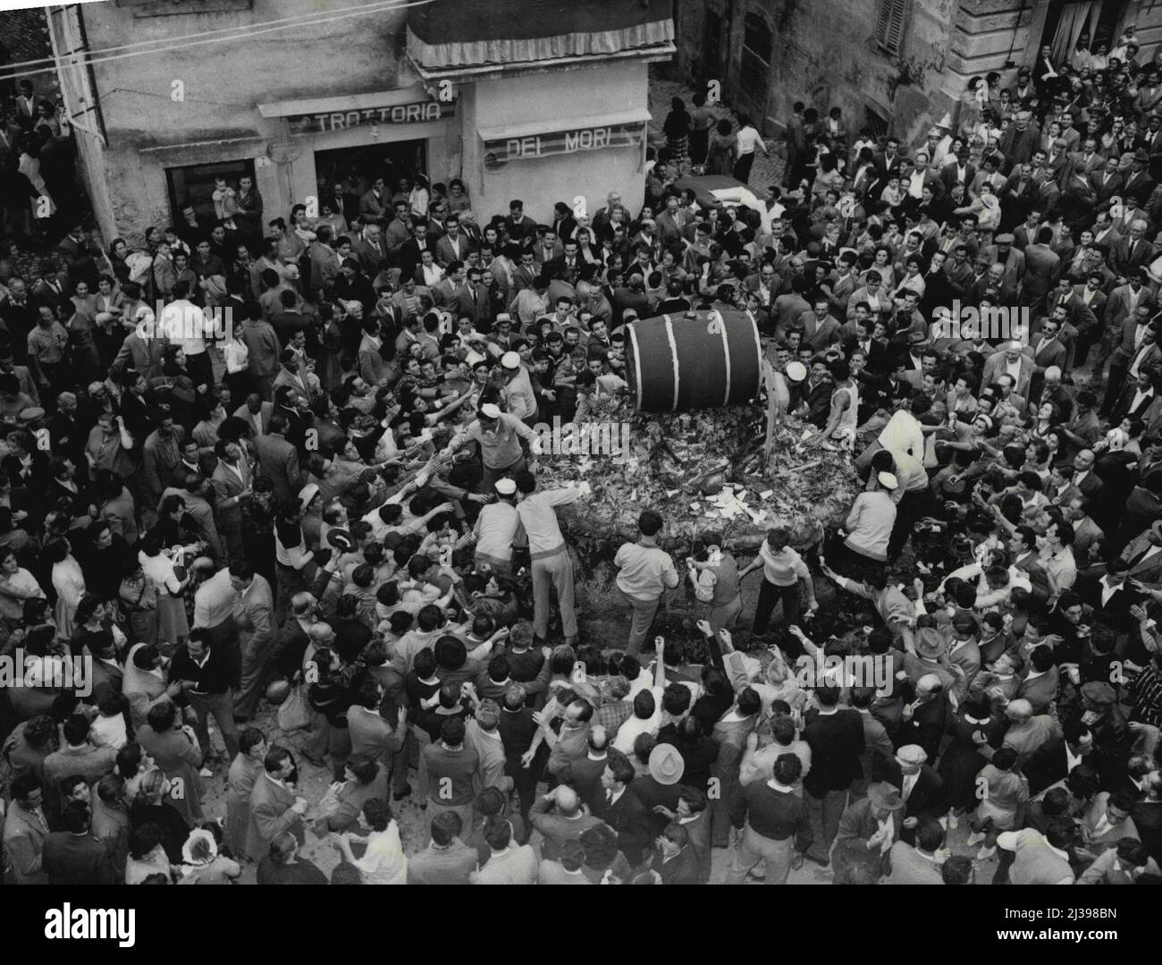 Free Wine -- vino gratuito attira assetati visitatori al festival annuale del vino a Marino, 17 miglia a sud di Roma, 2 ottobre. Nei giorni più prosperi una Fontana ha giocato il vino invece dell'acqua per la durata delle feste. Ora un giorno la fornitura di vino libero è limitata a poche botti e la gara per ottenere un bicchiere è uno degli spettacoli della festa. Ottobre 3, 1955. (Foto di stampa associata). Foto Stock