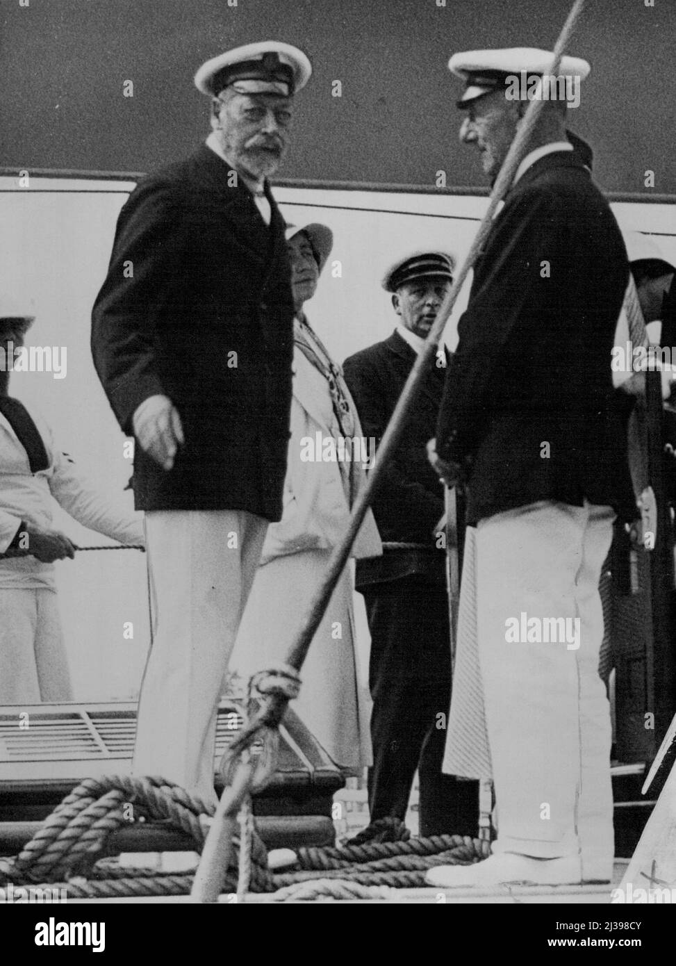 Il Re all'apertura della Regata dei Cowes. Il Re con Conte Jellicoe, tra cui si vede la duchessa di York, a bordo del Royal Yacht Britannia - all'apertura della grande settimana di yacht Cowes oggi, 3 agosto. Il Re accompagnato dai membri della Famiglia reale era presente all'apertura della grande settimana di Cowes Yachting, quando la Regata del Royal Southampton Yacht Club segnò l'evento di apertura. Sua Maestà gareggerà in molti degli eventi yachting nel suo famoso yacht Britannia. Agosto 17, 1935. (Foto di stampa associata). Foto Stock
