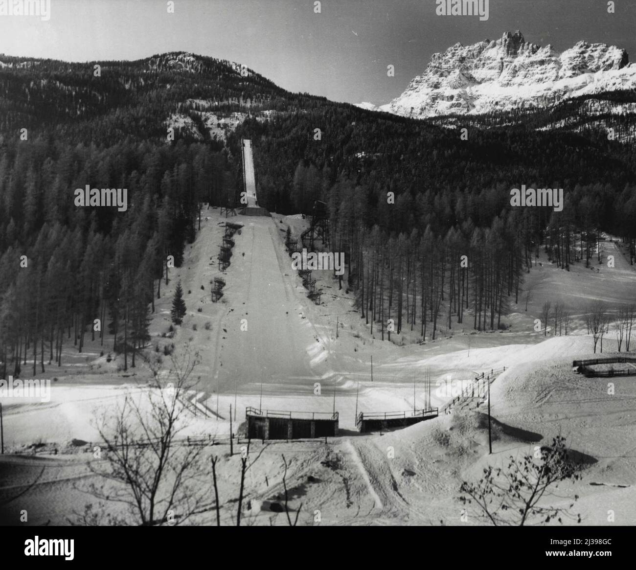 Azienda attesa (sesto di sette) -- questo è lo sci olimpico di salto a Cortina D'Ampezzo, sede dei Giochi Olimpici invernali 1956. Agosto 19, 1955. (Foto di United Press). Foto Stock