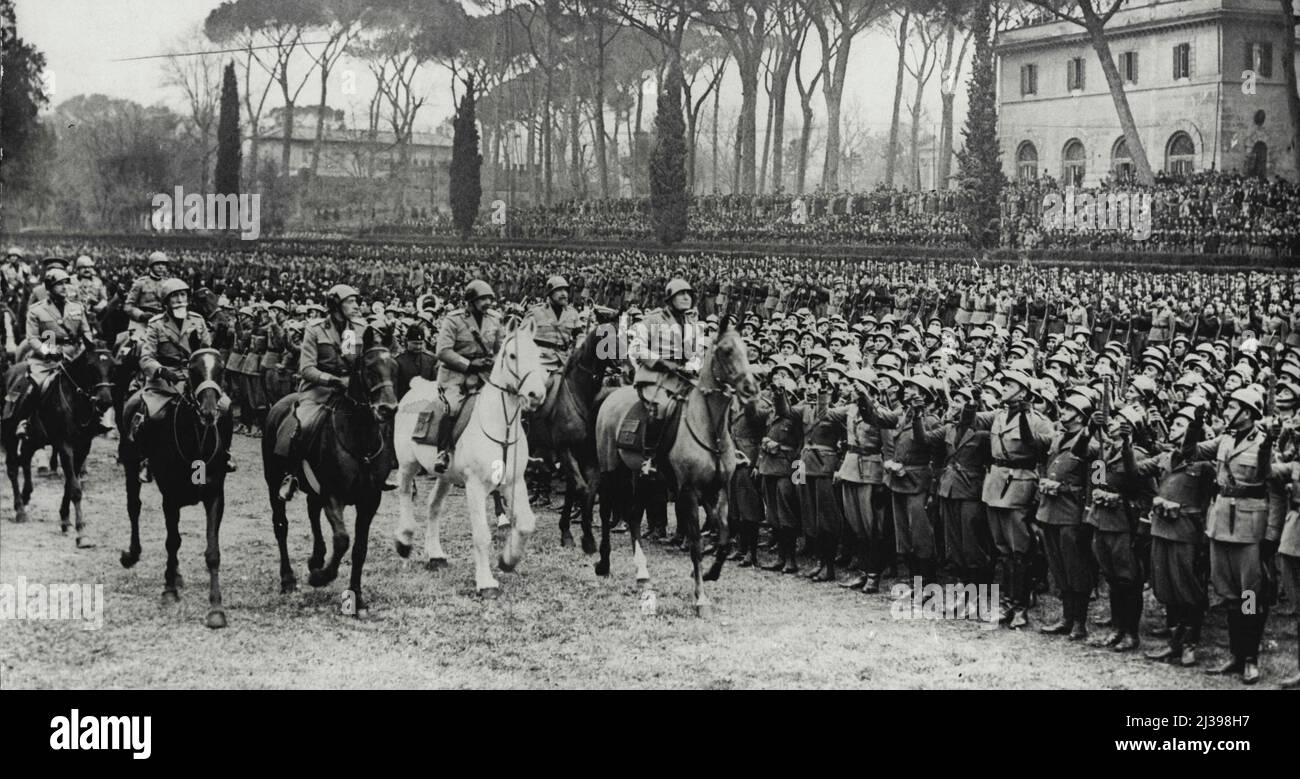 Il Duce rivede le sue truppe: Signor Mussolini a cavallo (a destra) a cavallo in revisione delle truppe. In occasione dell'undicesimo anniversario dell'istituzione delle truppe di Fascisti, il Signore Mussolini ha recensito una solenne sfilata in Piazza di Siena, Roma. Febbraio 5, 1934. (Foto di stampa associata). Foto Stock