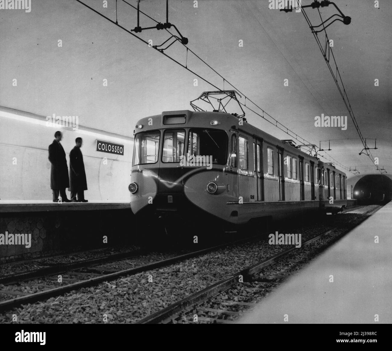 Metropolitana per Nowhere (primo di sei) -- la metropolitana per Nowhere, che corre sotto le rovine storiche di Roma, ha nove treni snelli, a due auto dipinte Gray-Blue. Alimentati da linee aeree, accelerano a 60 M.P.H., uno ogni quattro minuti. Ventimila passeggeri - se CE ne fosse - potrebbero essere trasportati ogni ora. Febbraio 25, 1955. (Foto di United Press). Foto Stock