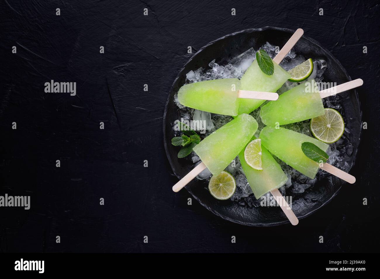 Popsicles fatti in casa con succo di lime e menta, ghiaccio di frutta mojito Foto Stock