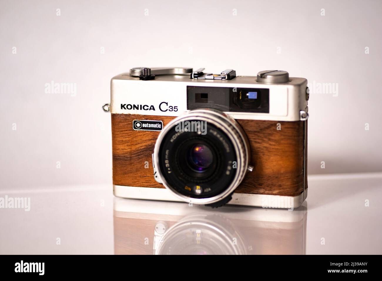 Konica C35 fotocamera, telemetro accoppiato con pelle per impiallacciatura, 1977 Foto Stock